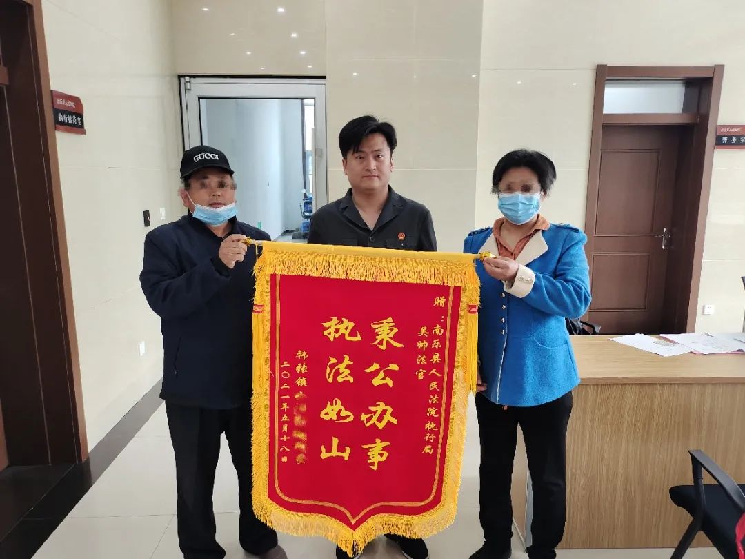 法官一心为民解忧 百姓锦旗表心意